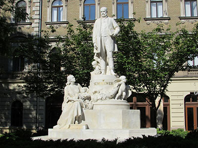 Stróbl Alajos Semmelweis-emlékműve már hetven éve a Rókus Kórház előtt, a Gyulai Pál utcában áll (Fotó: Ludmann Mihály)